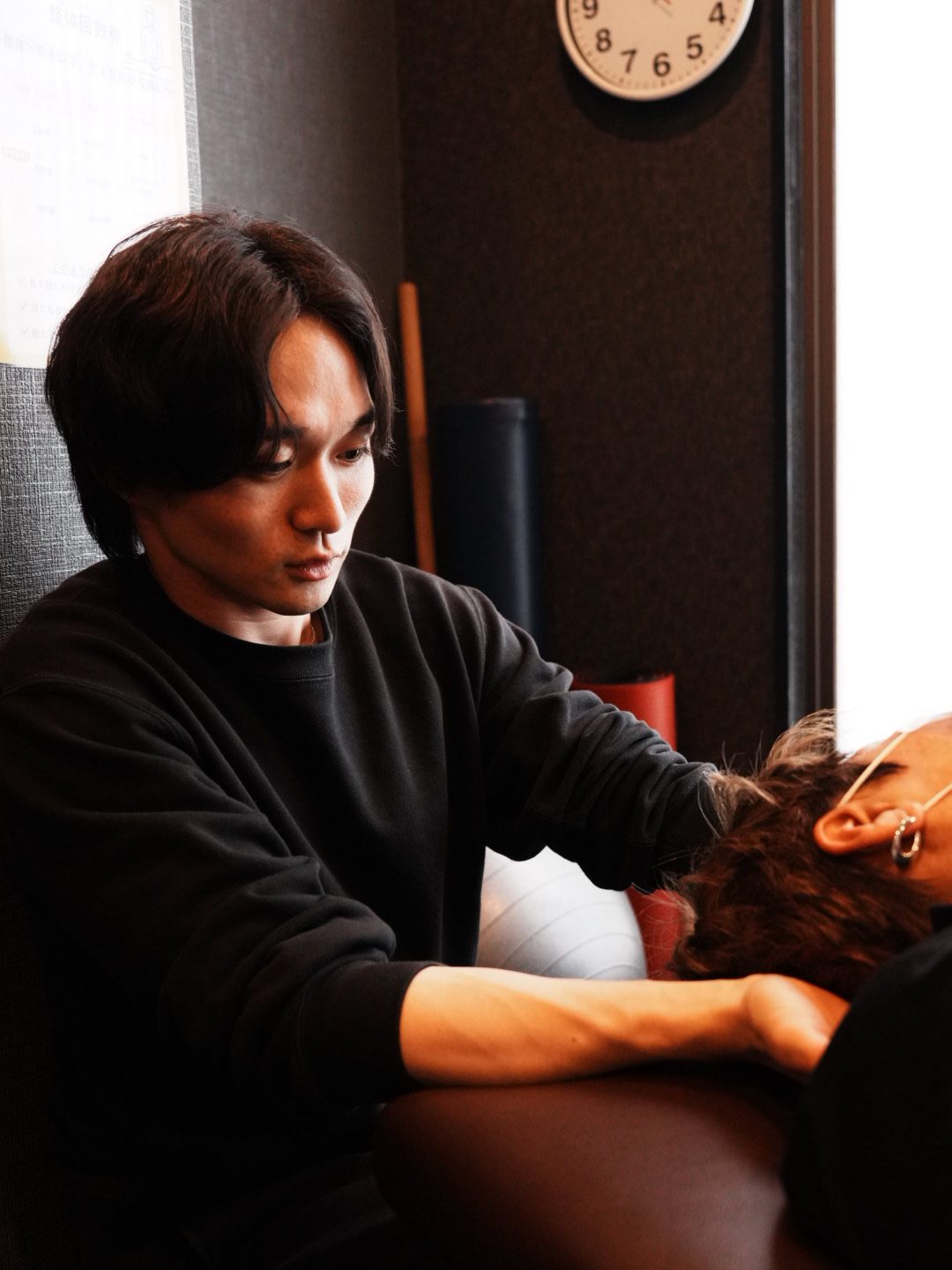上本町のパーソナルジムPRIMEで整体を受ける女性
